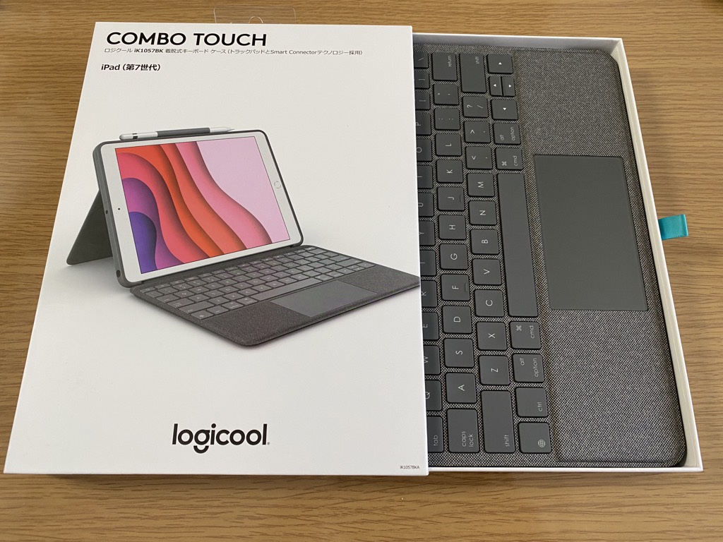 Combo Touch Keyboard Case with Trackpad箱展開