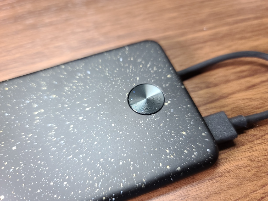 Anker PowerCore III Slim 5000 with Built-in USB-C Cableのボタン
