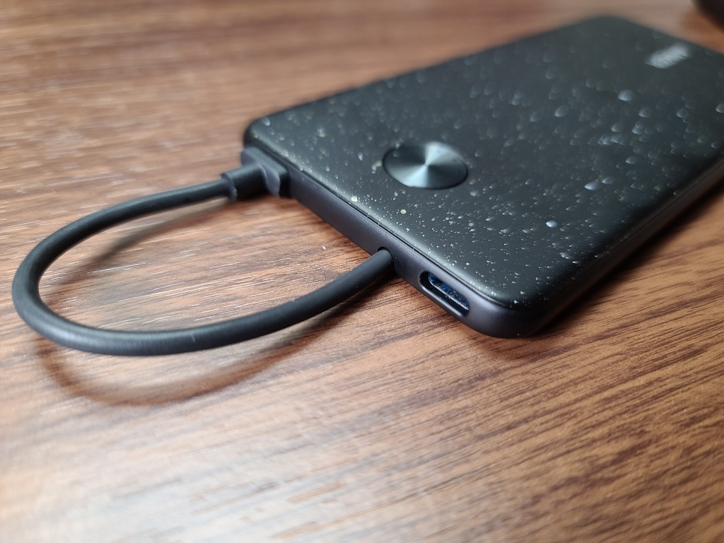Anker PowerCore III Slim 5000 with Built-in USB-C CableのUSBポート