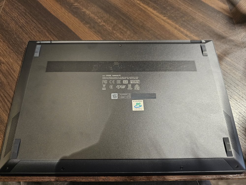 ZenBook 13 OLED背面