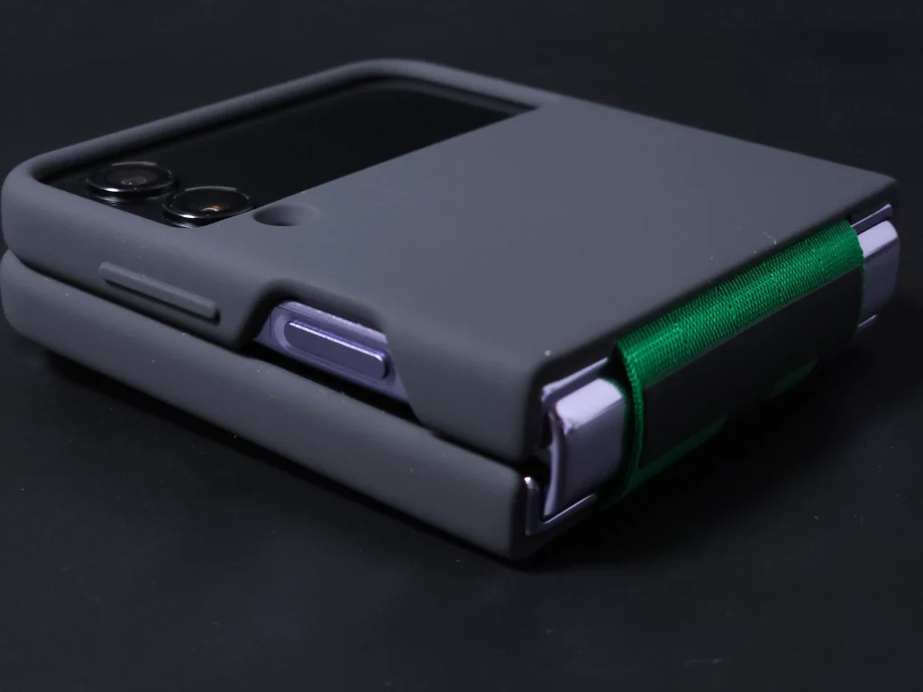 Galaxy Z Flip4 Silicone Cover with Strapボタン部