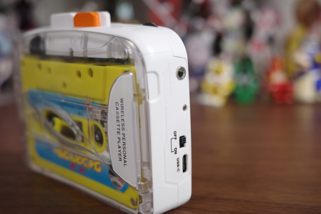 3COINSのカセットプレーヤーの端子類
