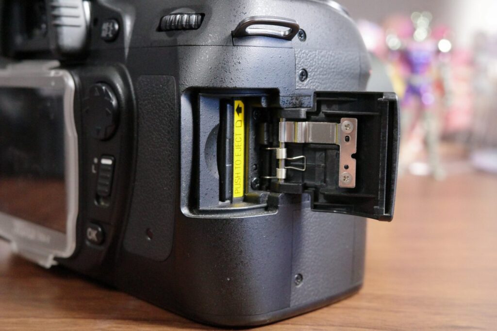Nikon D80のSDカードスロット