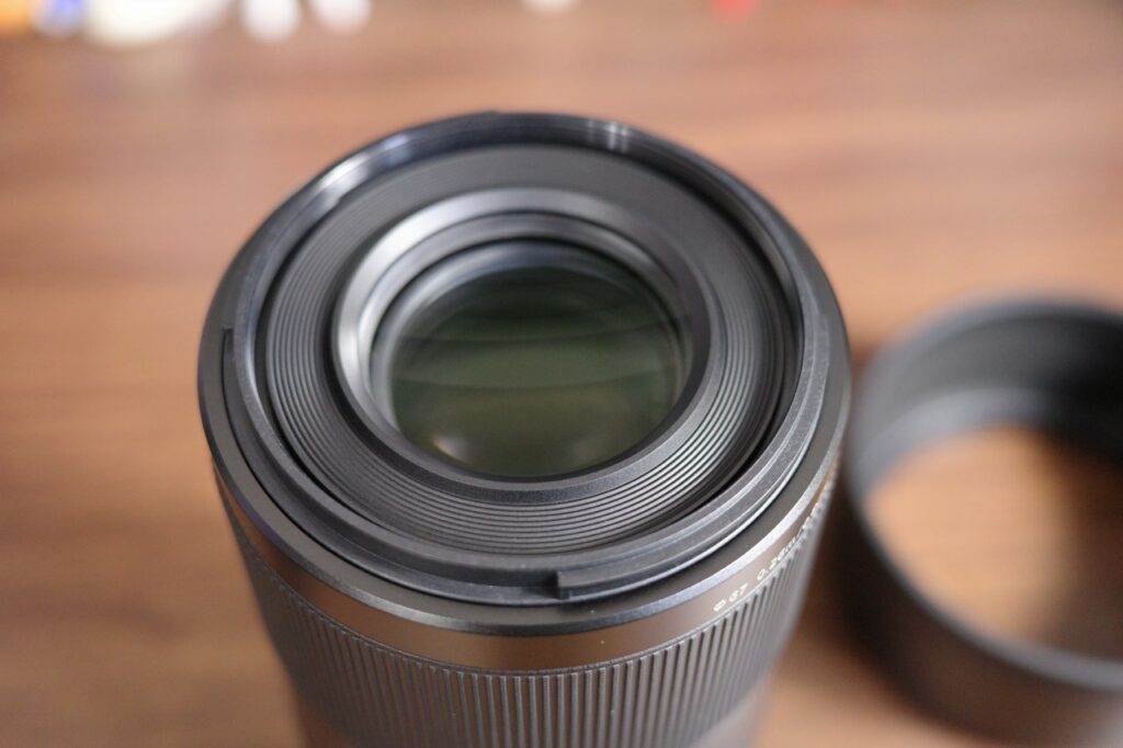 SEL100M28GMのレンズ