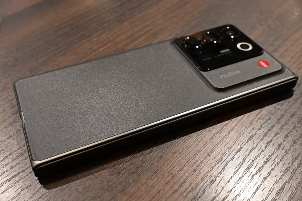 nubia Foldの背面