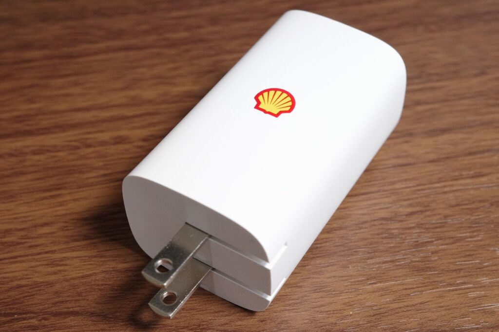 Shell 充電器 65W Type-C 3ポートのプラグ