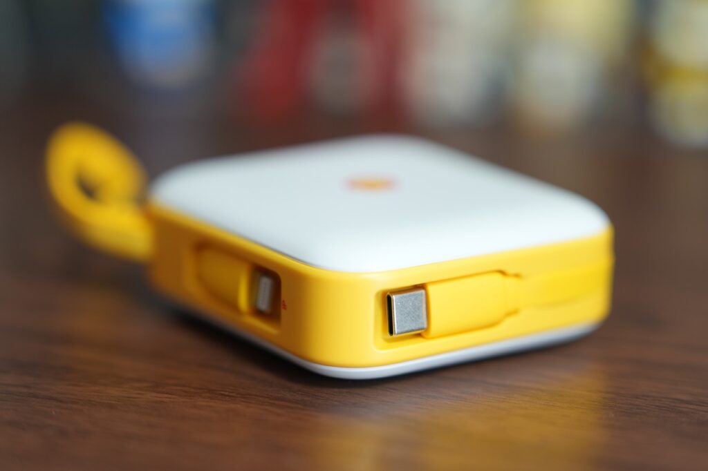 Shell モバイルバッテリー 10000mAhのケーブル収納時