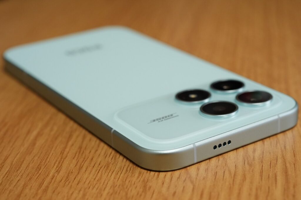 本体上部のスピーカーPOCO F8 Pro