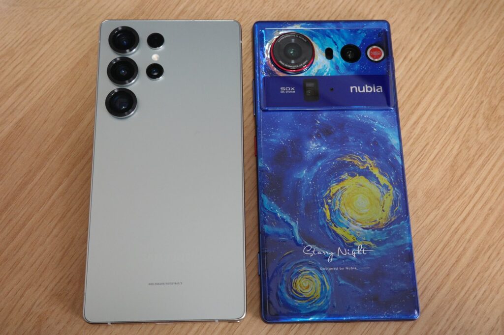 Galaxy S25 Ultraとnubia Z80 Ultraの背面