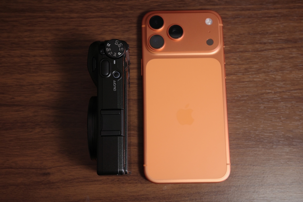 GR IVとiPhoneのサイズ比較