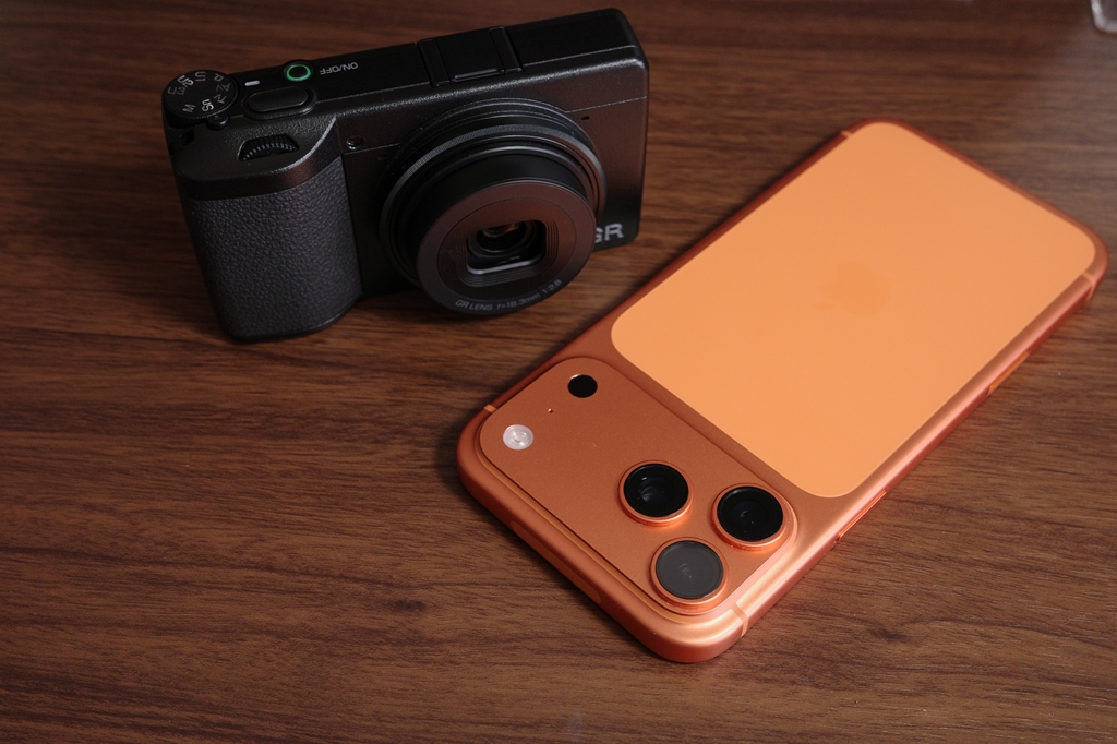 GR IVとiPhone 17 Pro Max