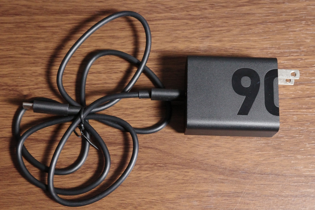 arrows AlphaのUSBケーブルと充電器