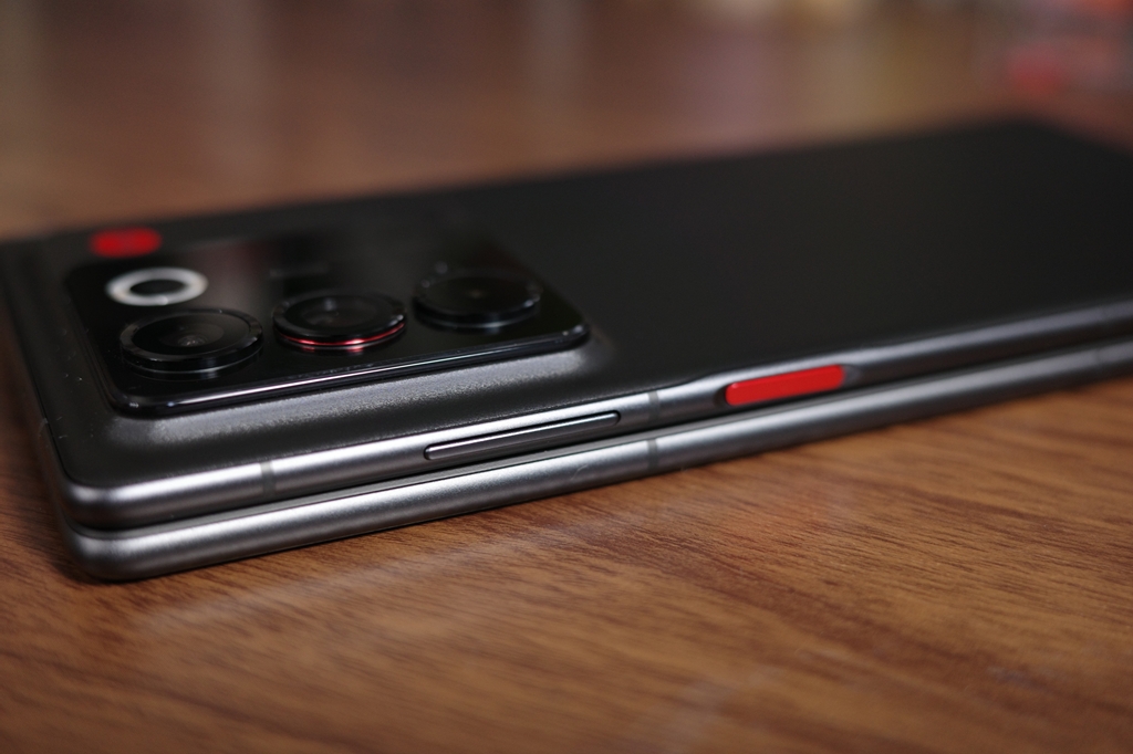 nubia Foldフレーム