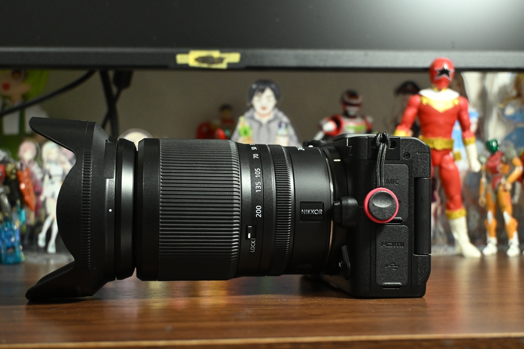 NIKKOR Z 24-200mm f/4-6.3 VRの側面