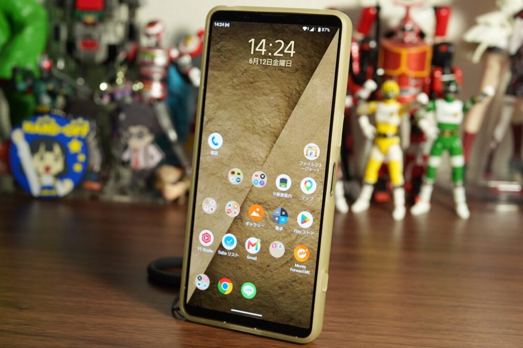 Xperia 1 VIII縦置き