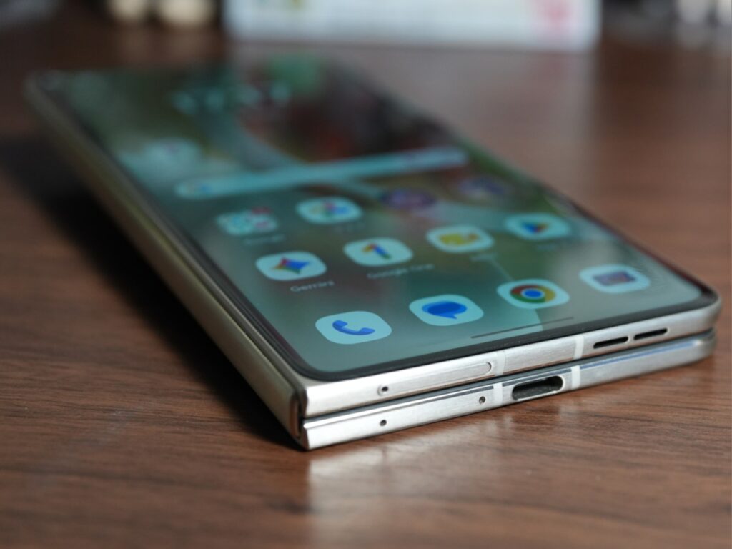 motorola razr foldの端子